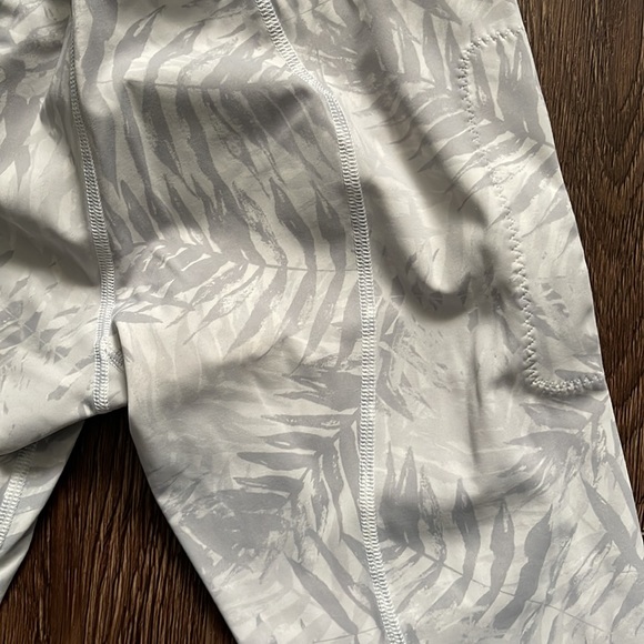 Lululemon Inspire Tight II Sz. 6 - Picture 6 of 11